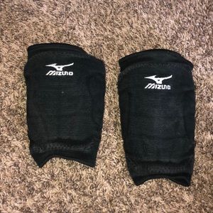 Black Mizuno Kneepads